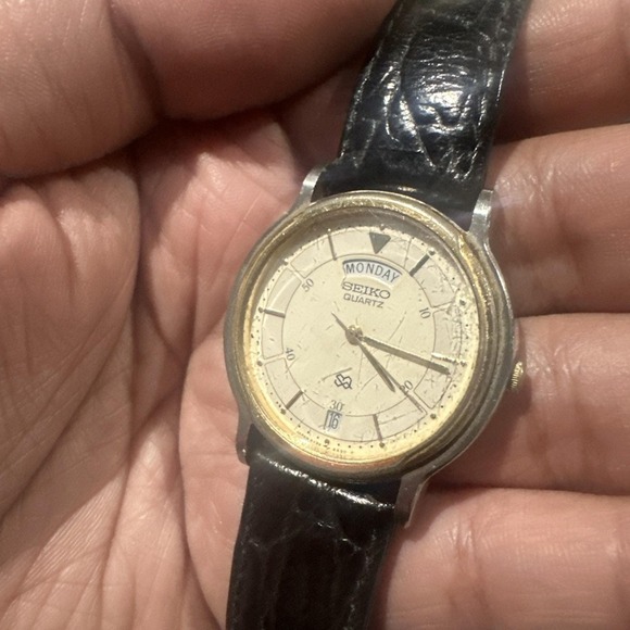 Working VTG Seiko Calendar 5Y23-6A19 Two Tone Dial 33mm Mens Watch Quartz Black - Picture 2 of 12